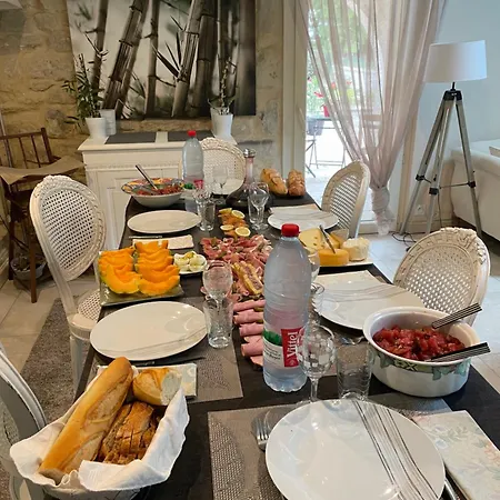 Le Bois De Bed and breakfast Montpouillan