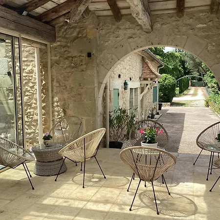 Le Bois De Bed and breakfast Montpouillan
